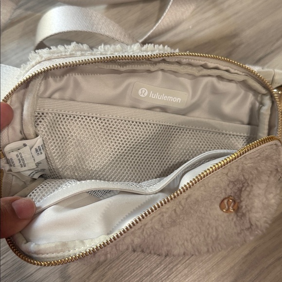 lululemon belt bag fleece version with gold hardware - Picture 4 of 7